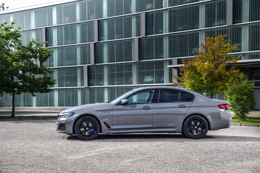  BMW 545e xDrive M Sport 2020 года  (фото 11 из 20)